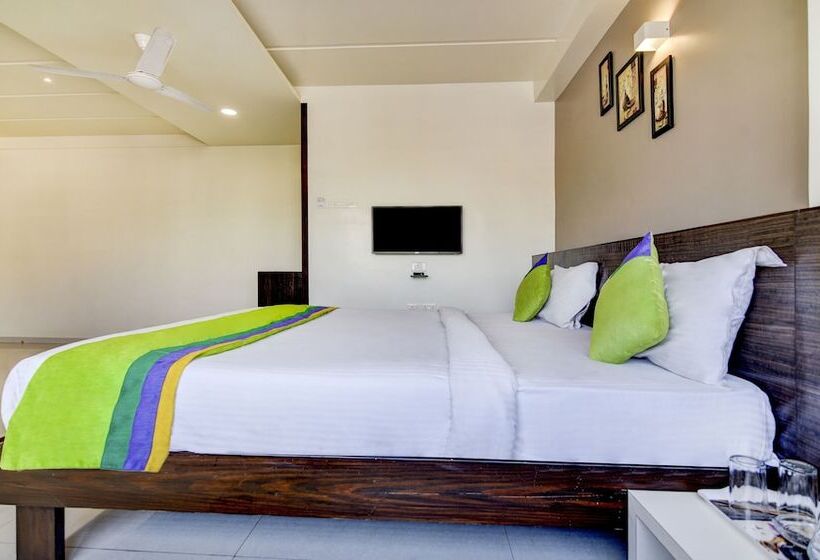 Отель Treebo Shree Sai Suites