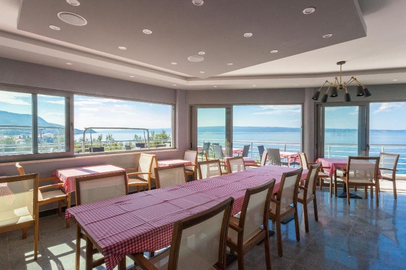 Ark Beach Apartments