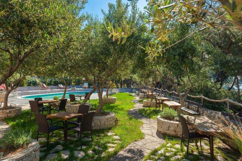 Ark Beach Apartments