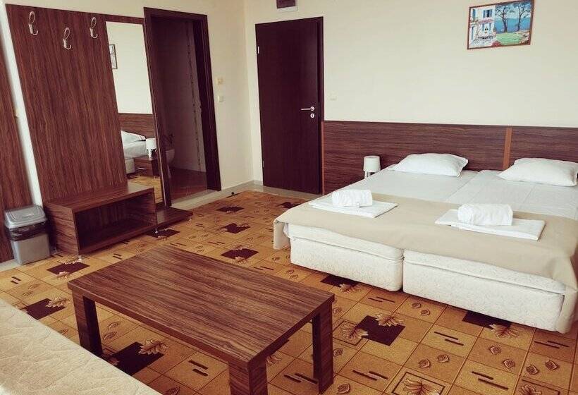 هتل Hostel Coral City