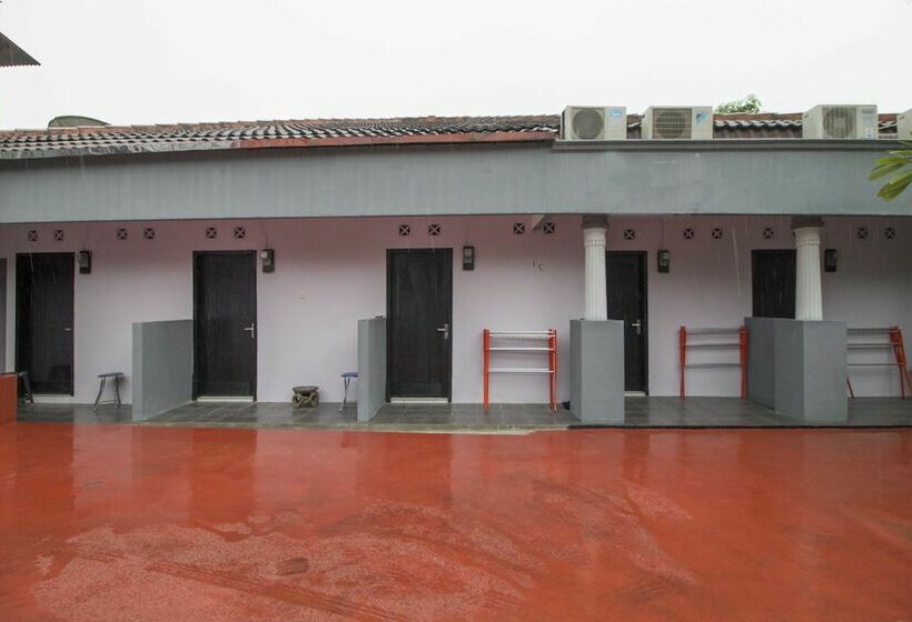 پانسیون Reddoorz @ Pondok Bambu