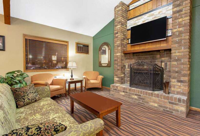 فندق Americinn By Wyndham West Bend