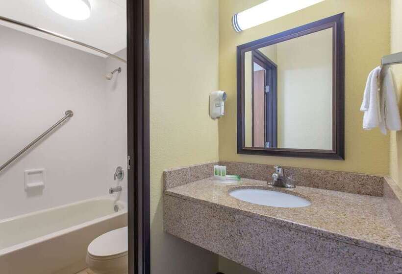 فندق Americinn By Wyndham West Bend