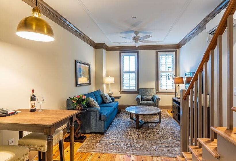 هتل Andrew Pinckney Inn