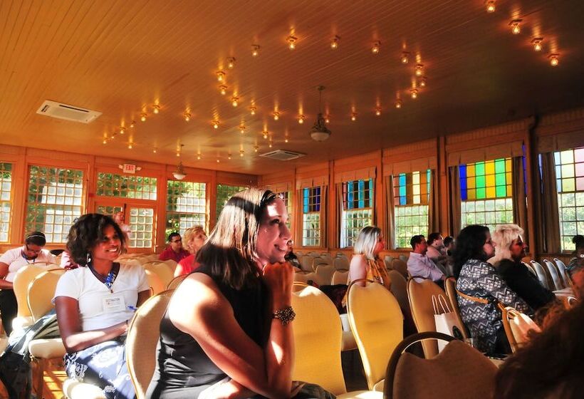 هتل 1905 Basin Park