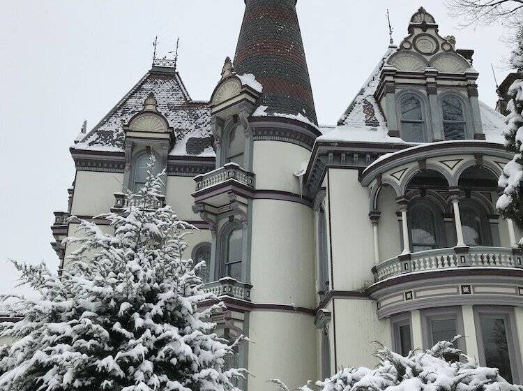 هتل Batcheller Mansion Inn