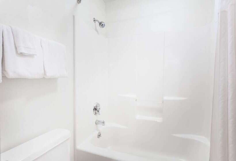 فندق Baymont By Wyndham Lagrange