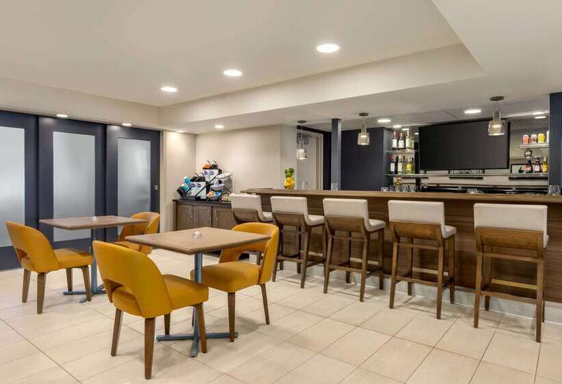 호텔 Baymont By Wyndham Owatonna