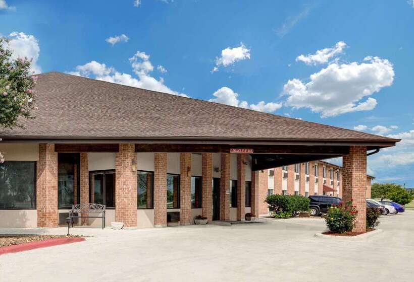 Отель Baymont Inn & Suites By Wyndham San Marcos