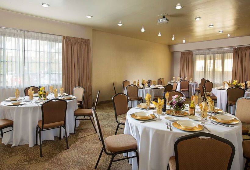 هتل Coast Burbank