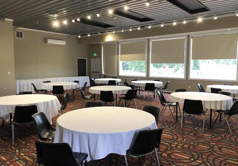 בית מלון כפרי Hometown Inn And Suites Belle Plaine