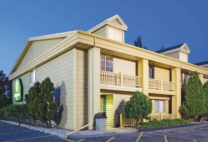 هتل La Quinta Inn By Wyndham Oshkosh