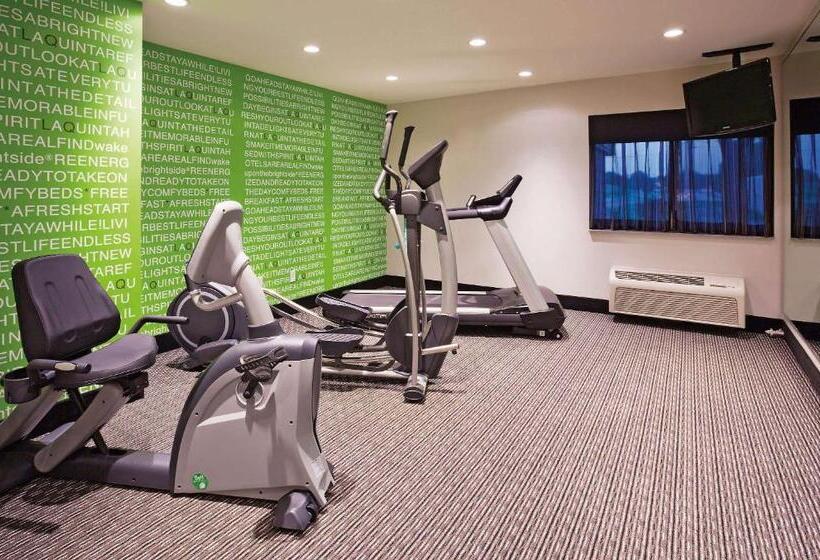 هتل La Quinta Inn By Wyndham Oshkosh