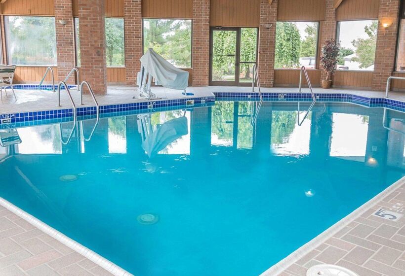 هتل Quality Inn Grand Rapids North