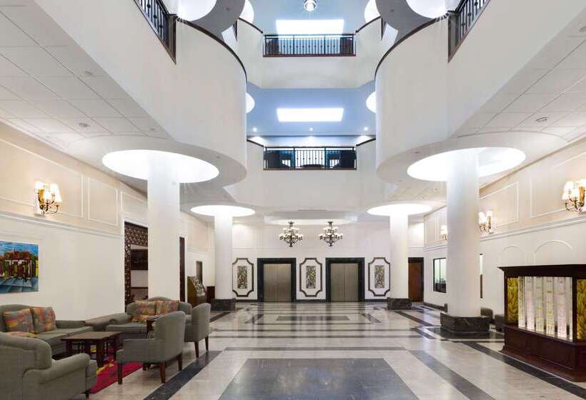 فندق Wyndham Garden Baronne Plaza