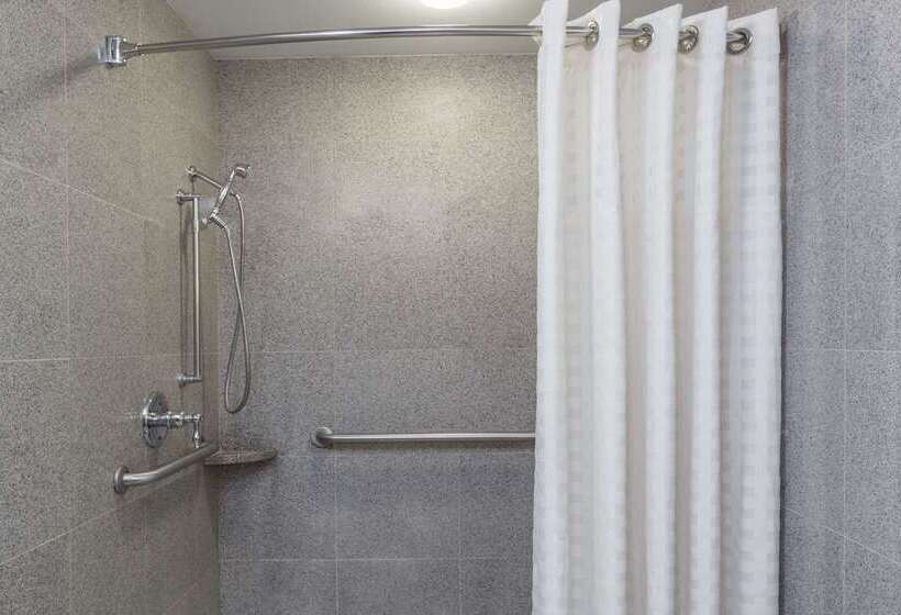 فندق Wyndham Garden Baronne Plaza