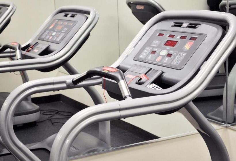 فندق Wyndham Garden Baronne Plaza