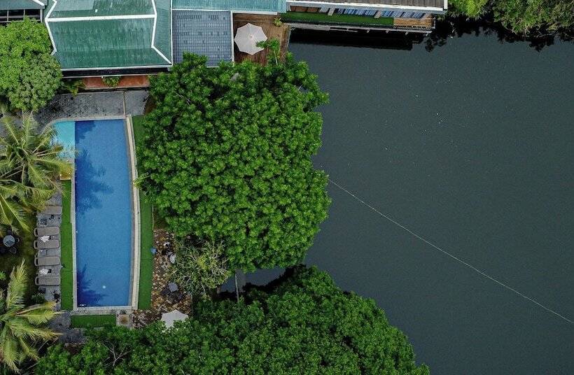 הוסטל Samathi Lake Resort