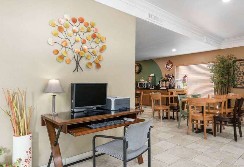 בית מלון כפרי Americinn By Wyndham Johnston Des Moines