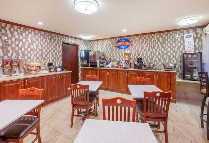 هتل Baymont By Wyndham Grand Rapids Airport