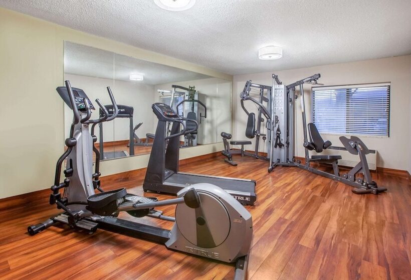 هتل Baymont By Wyndham Grand Rapids Airport
