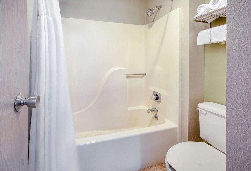 هتل Baymont By Wyndham Grand Rapids Airport