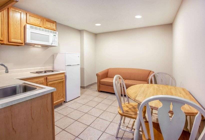 هتل Baymont By Wyndham Grand Rapids Airport