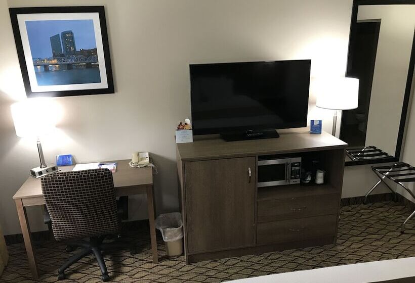 هتل Baymont By Wyndham Grand Rapids Airport