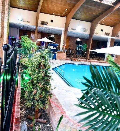 בית מלון כפרי Douglas Inn And Conference Center