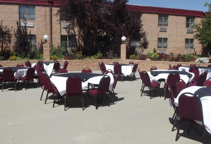 בית מלון כפרי Douglas Inn And Conference Center
