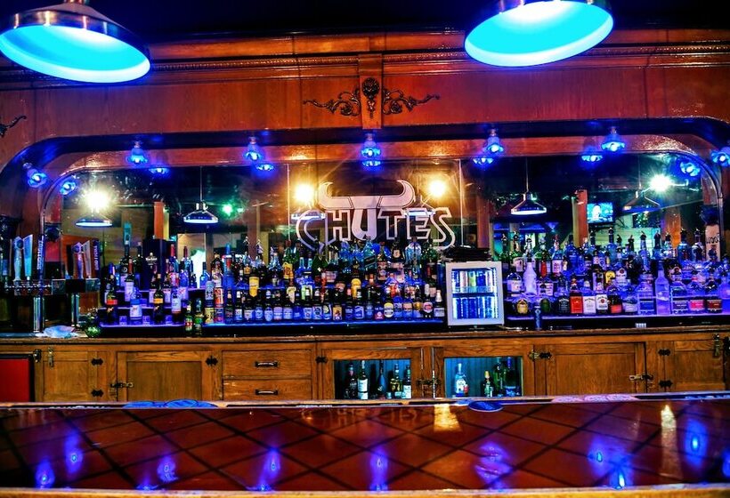 בית מלון כפרי Douglas Inn And Conference Center