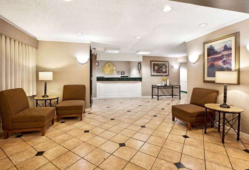 בית מלון כפרי La Quinta Inn By Wyndham Detroit Canton