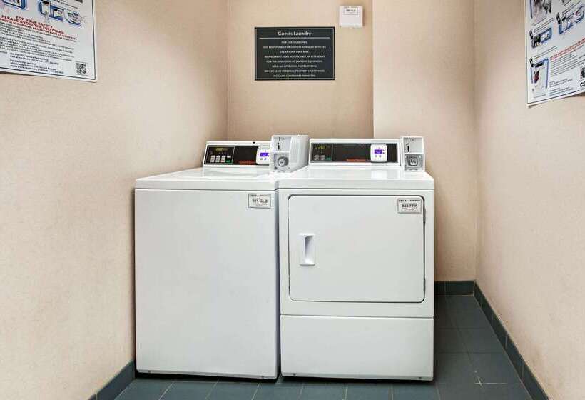 בית מלון כפרי La Quinta Inn By Wyndham Detroit Canton