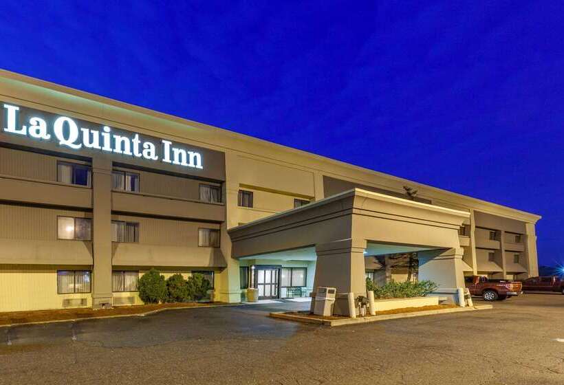 בית מלון כפרי La Quinta Inn By Wyndham Detroit Canton