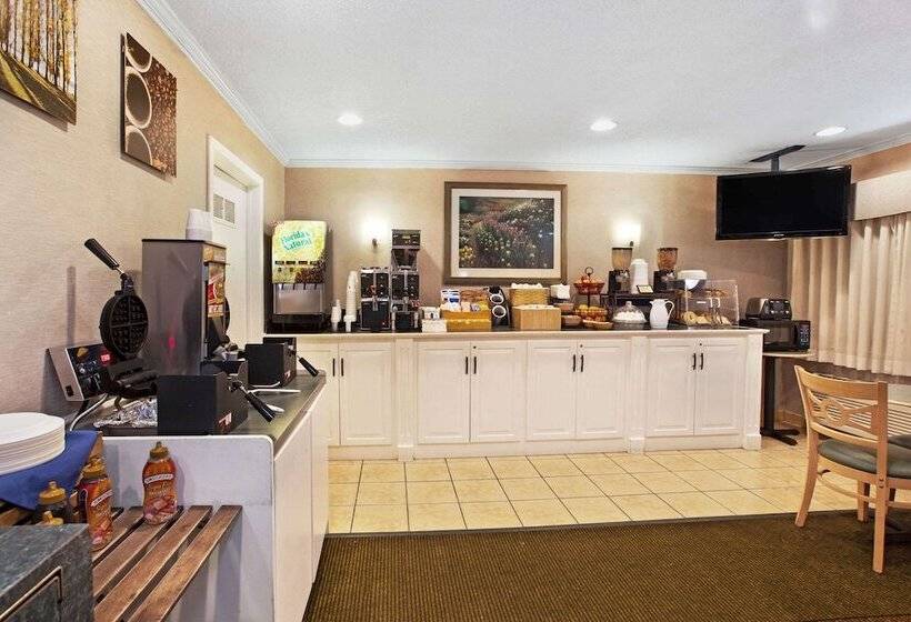 בית מלון כפרי La Quinta Inn By Wyndham Detroit Canton