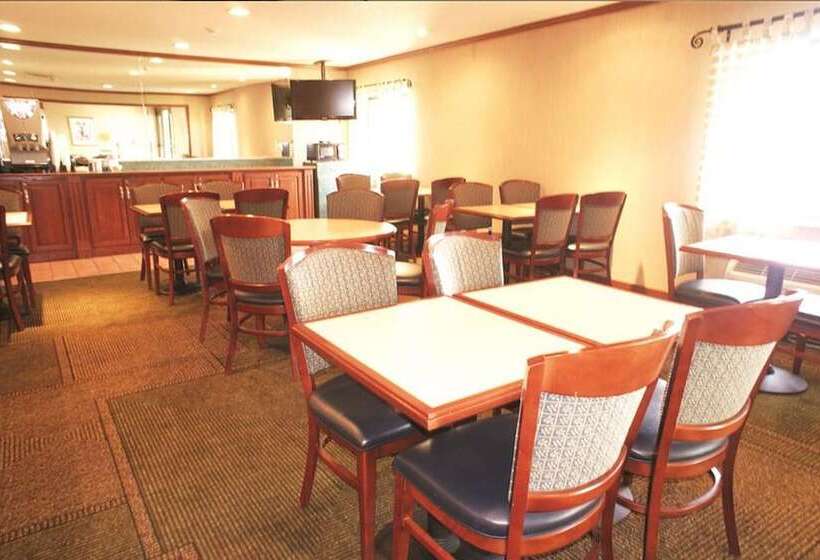 Отель La Quinta Inn By Wyndham Detroit Southgate