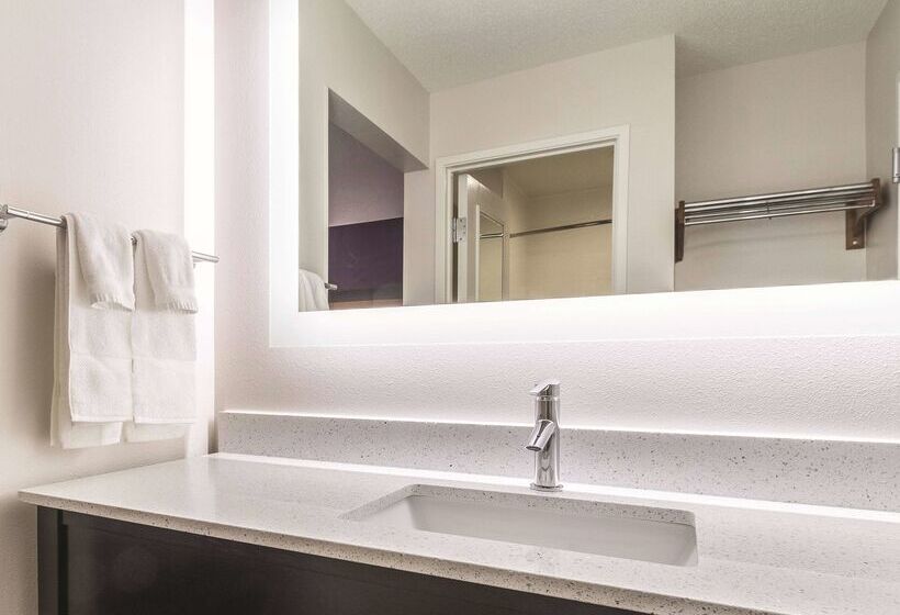 هتل La Quinta By Wyndham Cleveland   Airport North