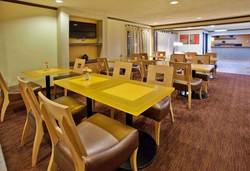 هتل Travelodge By Wyndham Columbus State University