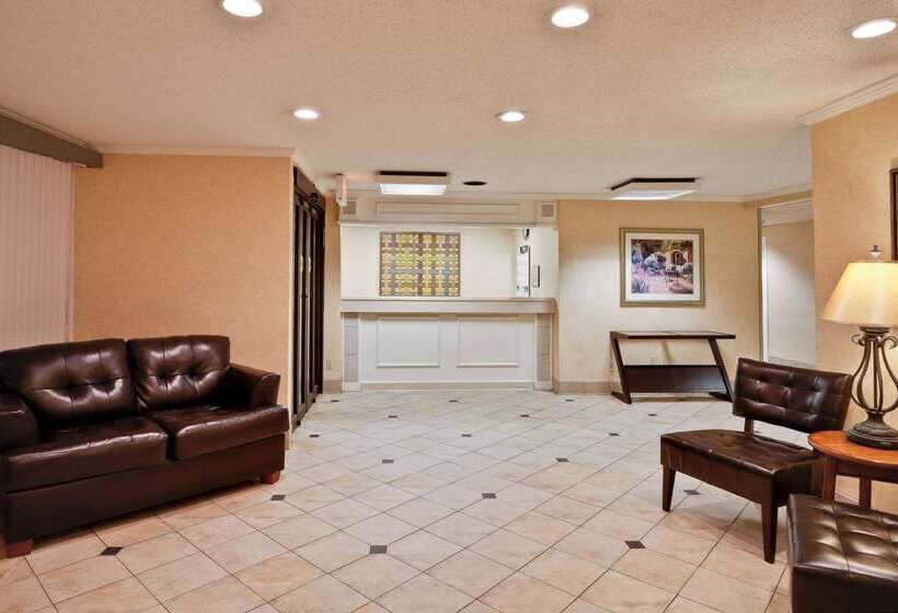 בית מלון כפרי La Quinta By Wyndham Tampa Fairgrounds - Casino