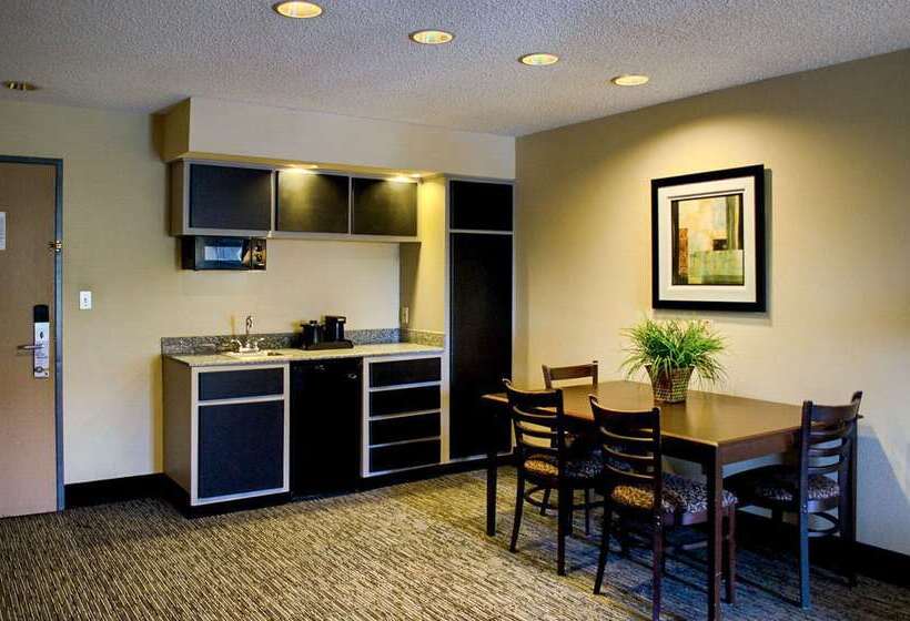 هتل Quality Inn & Suites At Airport Blvd I65