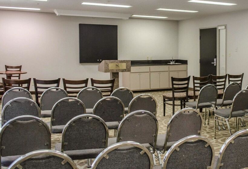 هتل Quality Inn & Suites At Airport Blvd I65