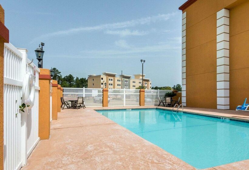 בית מלון כפרי Quality Inn & Suites