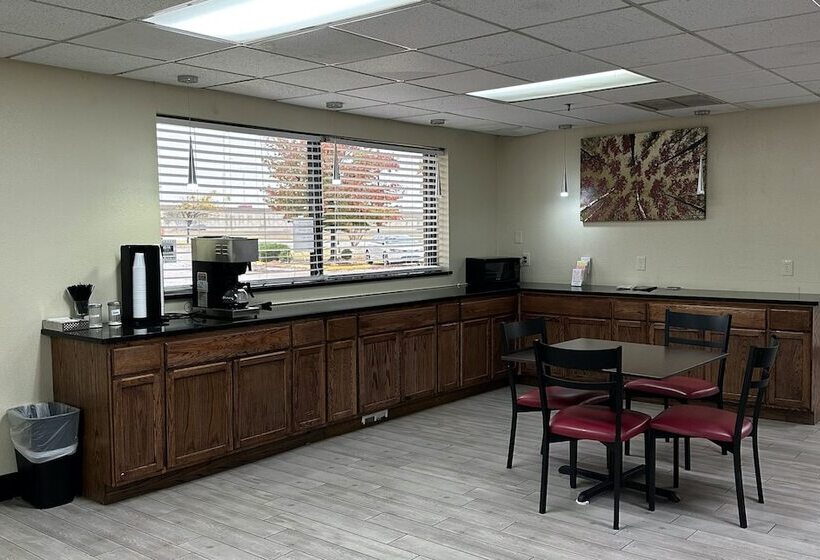 Hotel Red Roof Inn & Conference Center Wichita Airport