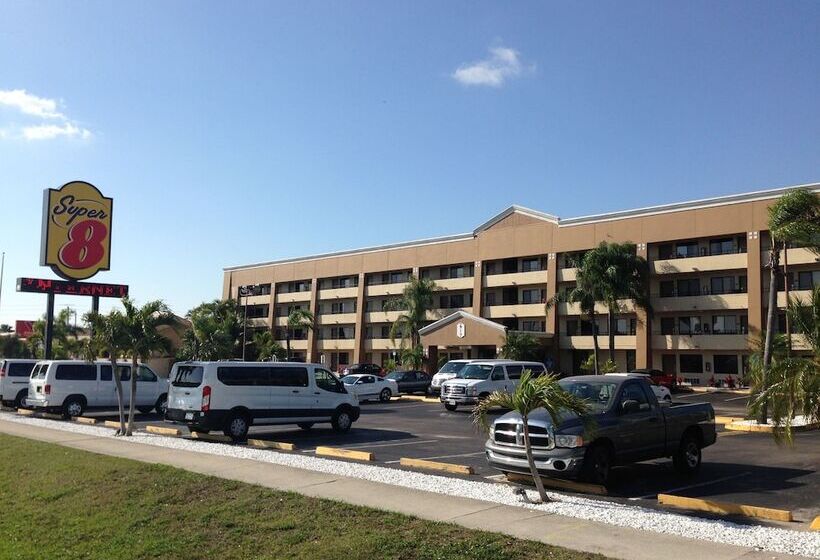 בית מלון כפרי Super 8 By Wyndham Fort Myers