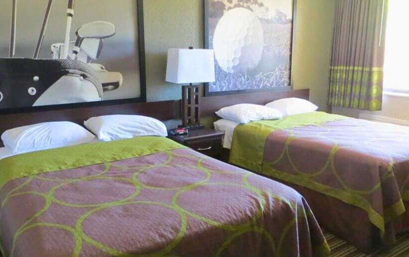 בית מלון כפרי Super 8 By Wyndham Fort Myers