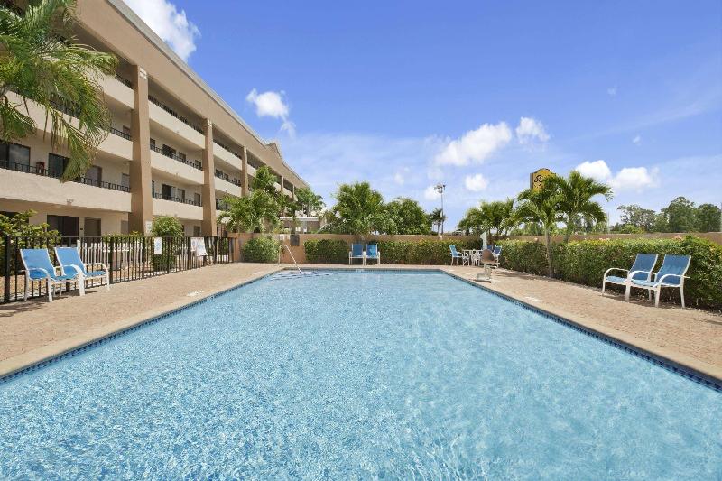 בית מלון כפרי Super 8 By Wyndham Fort Myers