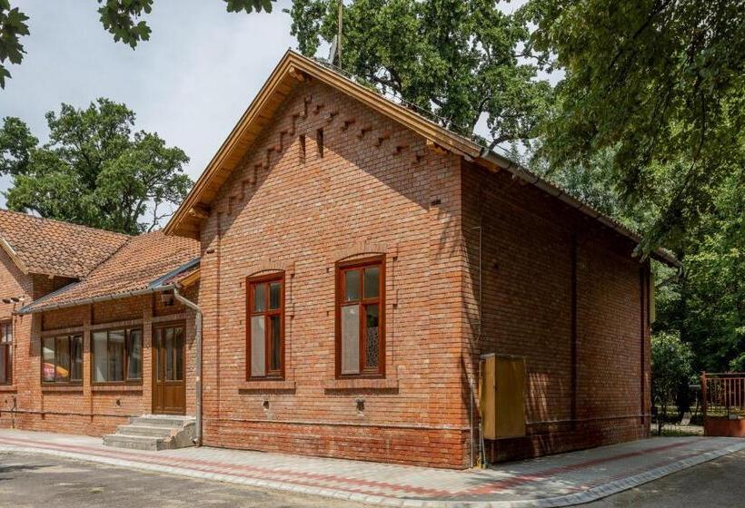 مبيت وإفطار Pavilon Panzió étterem és Pizzéria