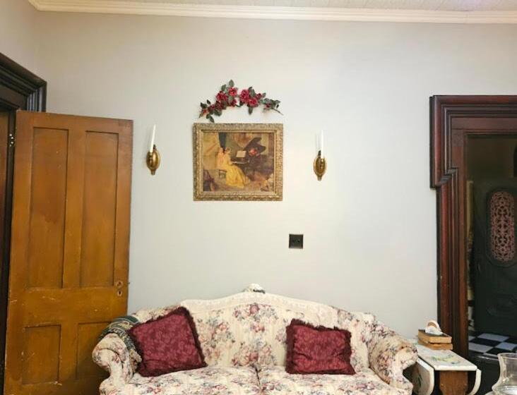 1873 Victorian Rose B & B