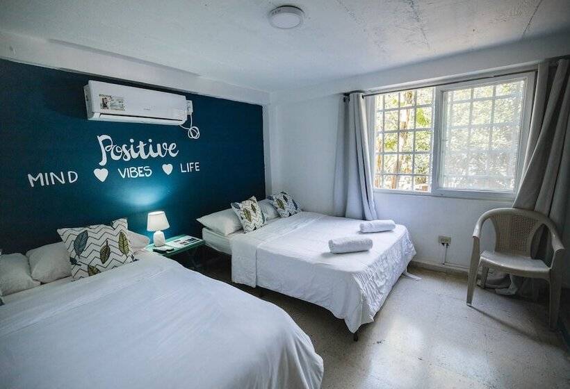 بنسيون Hostal & Café Travelers