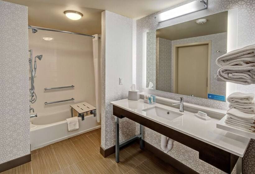 هتل Hampton Inn Fresno Airport